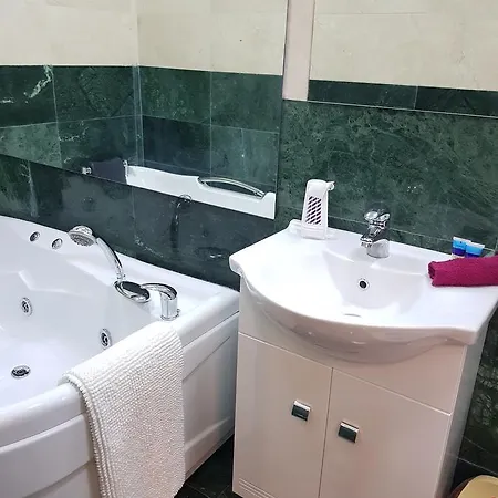Luxury Arena Nationala 11 * Boekarest